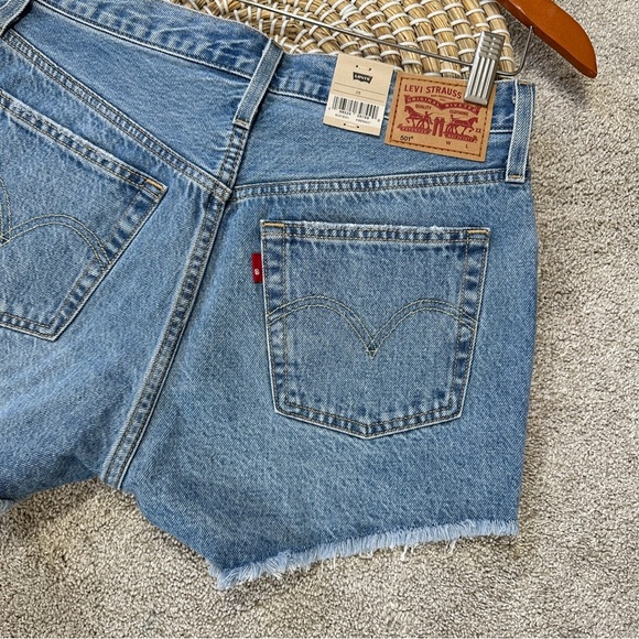 NWT Levi’s Women’s 501 Original Fit High Rise Jean Short 2.5” in Med Wash 28 - Picture 8 of 15